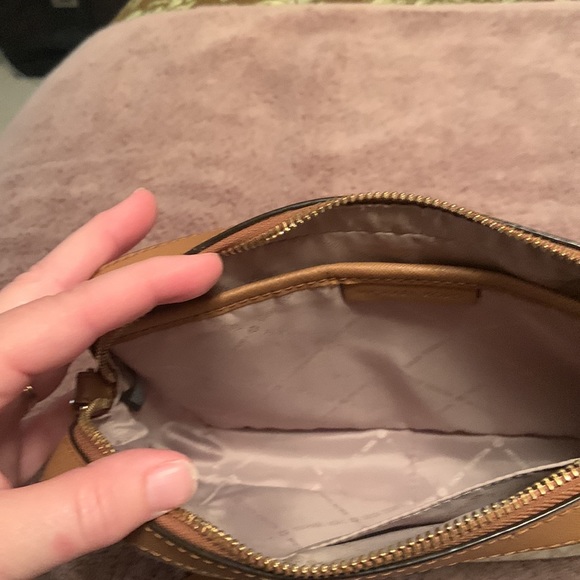 Michael Kors Crossbody - Picture 4 of 8
